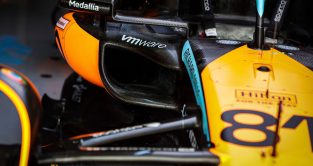 奥斯卡皮亚斯特里的麦克拉伦MCL60赛车在迈阿密大奖赛的车库的细节镜头。迈阿密，2023年5月。