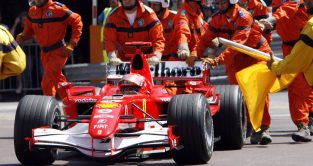 在摩纳哥大奖赛排位赛的最后时刻，七届世界冠军迈克尔·舒马赫的法拉利赛车停在拉斯卡斯弯道后，被法警带走。蒙特卡洛，2006年5月。