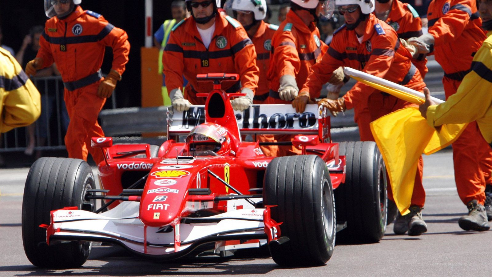 在摩纳哥大奖赛排位赛的最后时刻，七届世界冠军迈克尔·舒马赫的法拉利赛车停在拉斯卡斯弯道后，被法警带走。蒙特卡洛，2006年5月。