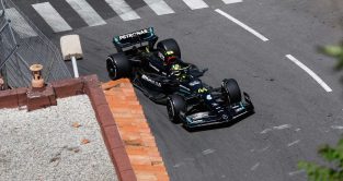 奔驰车手刘易斯·汉密尔顿驾驶FP1。摩纳哥，2023年5月。