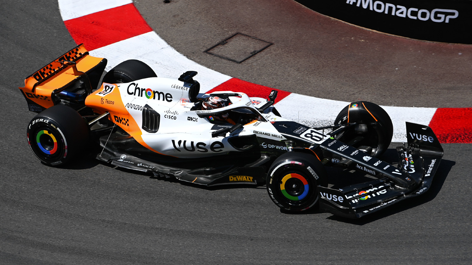 迈凯轮车队的奥斯卡·皮亚特里在摩纳哥大奖赛的赛道上。蒙特卡洛，2023年5月。