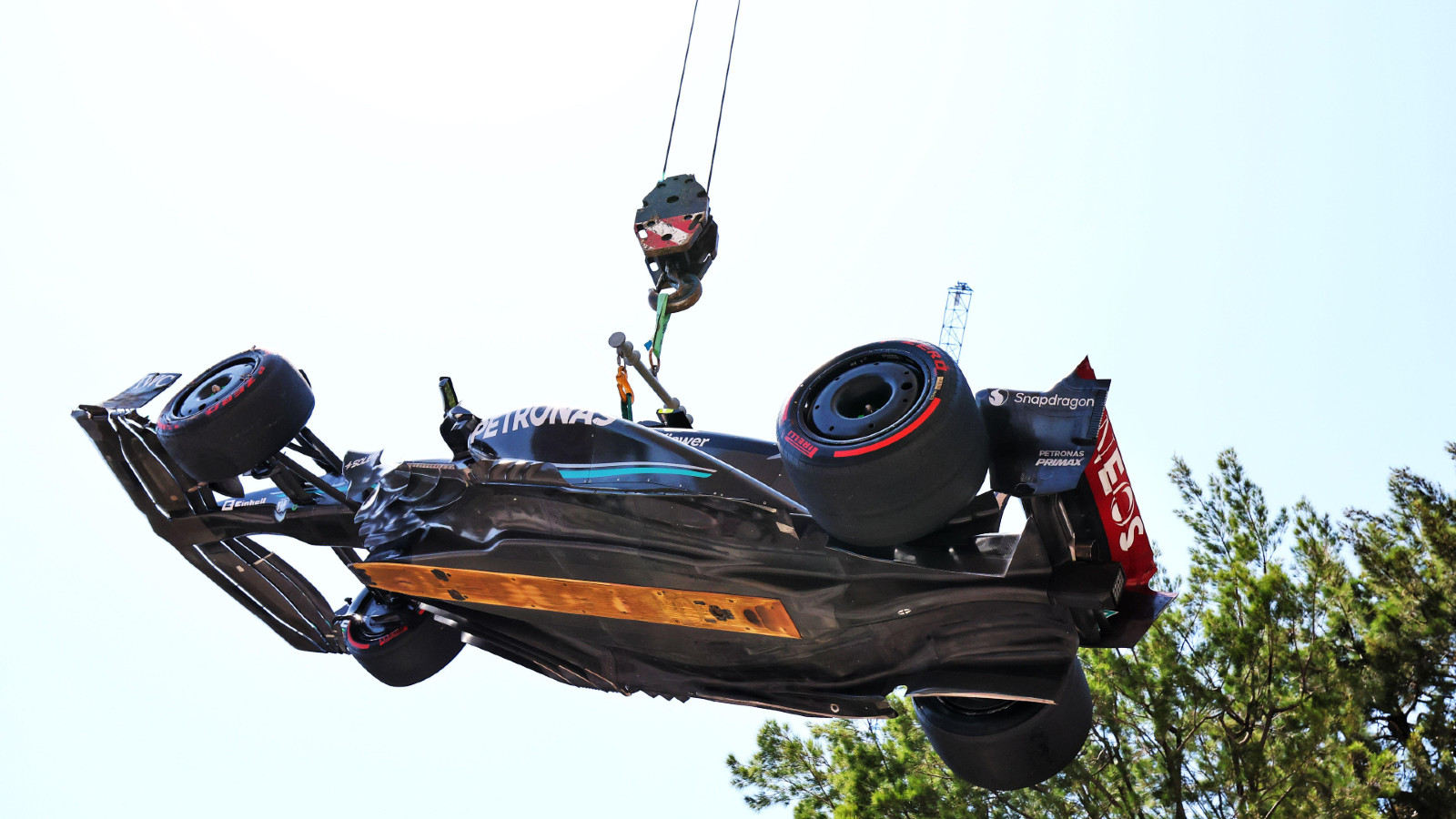 梅赛德斯的刘易斯·汉密尔顿的赛车在2023年摩纳哥大奖赛上被吊起。蒙特卡洛，2023年5月。