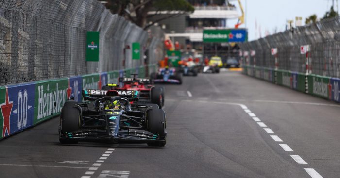 梅赛德斯车手刘易斯·汉密尔顿在摩纳哥大奖赛的赛道上。蒙特卡洛，2023年5月。