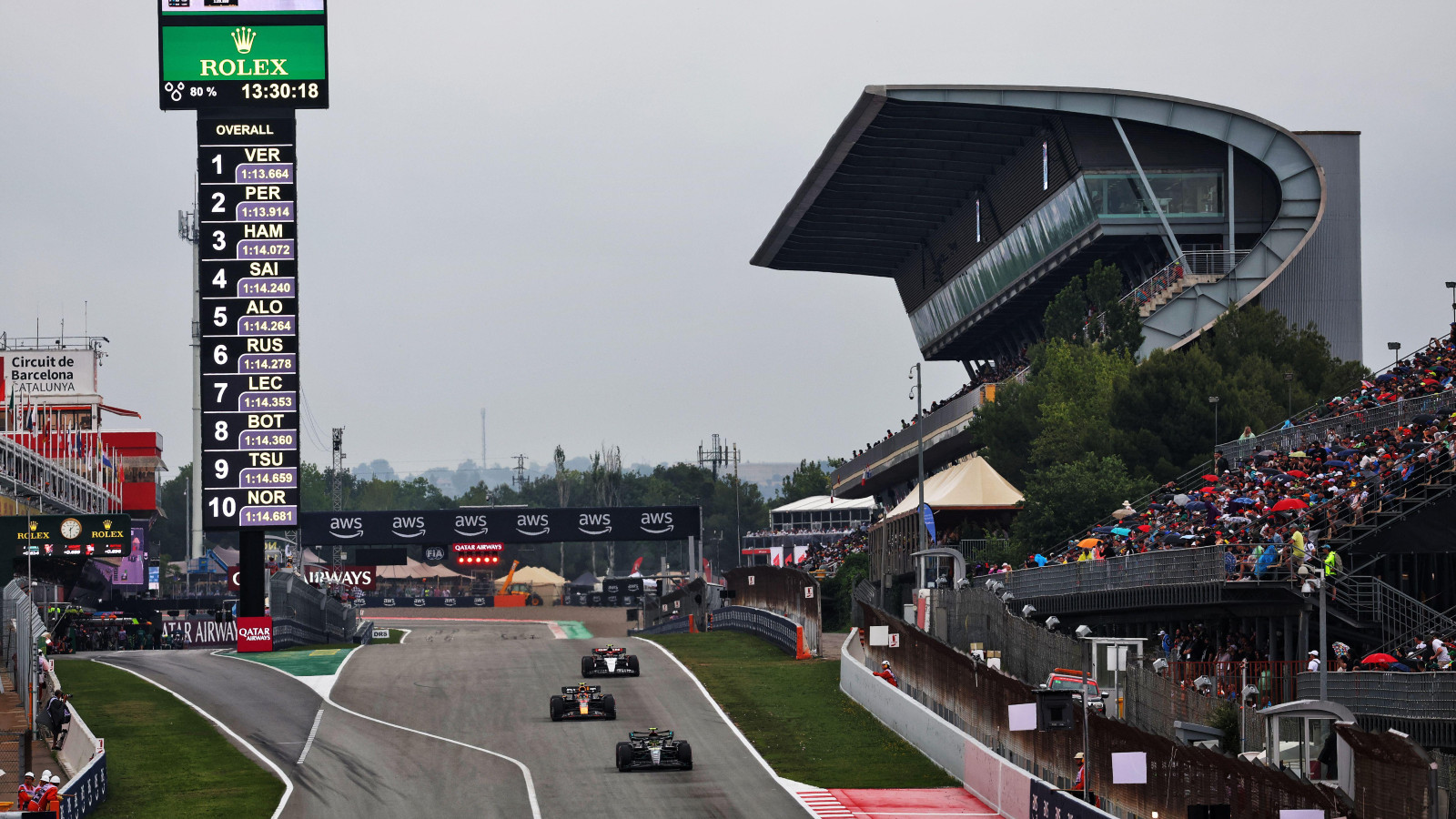 梅赛德斯·刘易斯·汉密尔顿在西班牙大奖赛的赛道上。F1巴塞罗那，2023年6月。