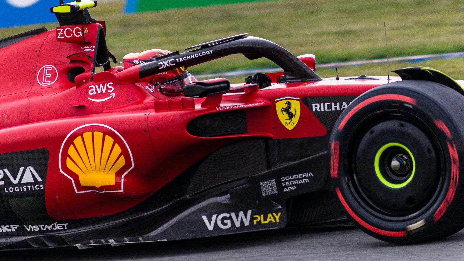 法拉利车手卡洛斯·塞恩斯在西班牙大奖赛的主场比赛中冲到前排发车。巴塞罗那，2023年6月。