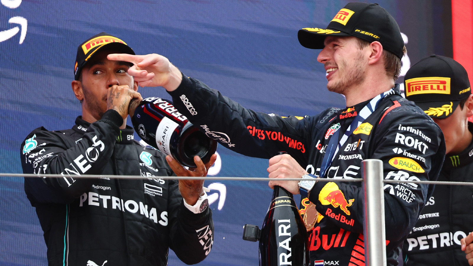 梅赛德斯的刘易斯·汉密尔顿和红牛的马克斯·维斯塔潘在西班牙大奖赛的领奖台上。巴塞罗那，2023年6月。