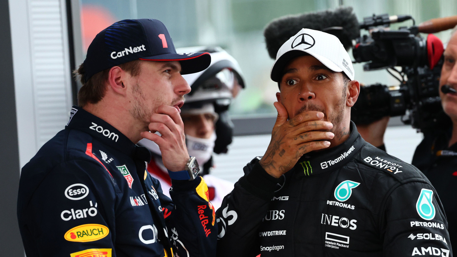 比赛获胜者马克斯Verstappen wi说话th second placed Lewis Hamilton. Spain June 2023. Jenson Button