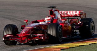 2008年，法拉利的基米·莱科宁在西班牙进行测试。轻型F1赛车