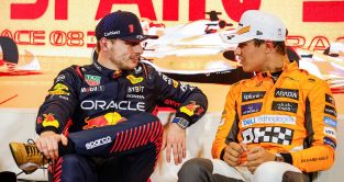 红牛车队和迈凯轮车队的车手马克斯·维斯塔潘和兰多·诺里斯分别在西班牙参加新闻发布会。2023年6月