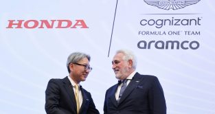 本田汽车公司总裁Mibe Toshihiro和阿斯顿马丁执行主席Lawrence Stroll握手。东京，2023年5月。