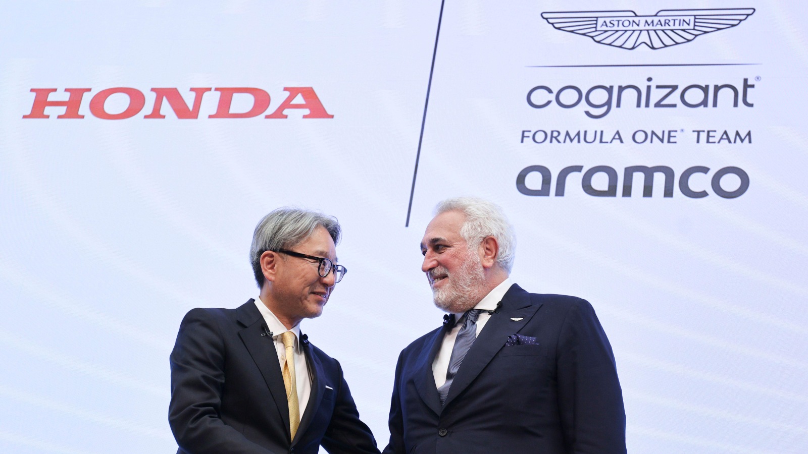 本田汽车公司总裁Mibe Toshihiro和阿斯顿马丁执行主席Lawrence Stroll握手。东京，2023年5月。