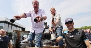 Alpine的Esteban Ocon与Jeremy Clarkson和Kaleb Cooper一起在Enstone分发Hawkstone啤酒。