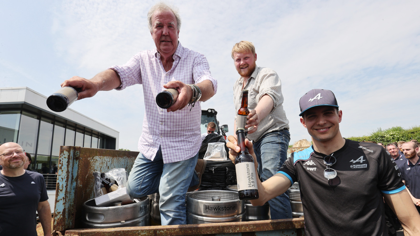 Alpine的Esteban Ocon与Jeremy Clarkson和Kaleb Cooper一起在Enstone分发Hawkstone啤酒。