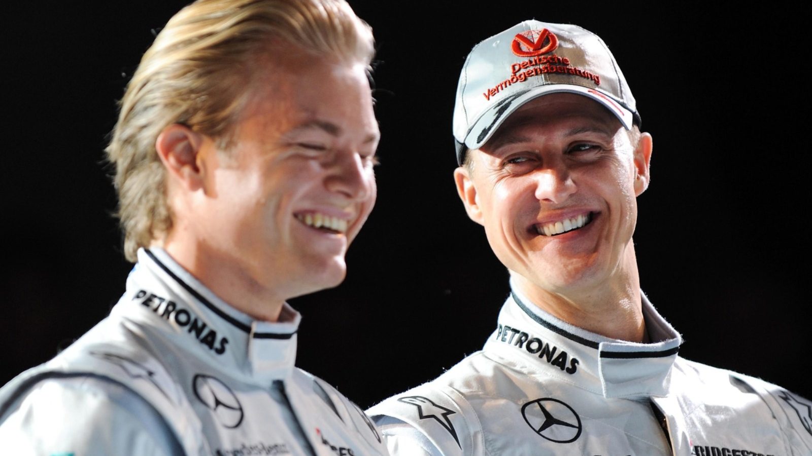 尼科-罗斯伯格和迈克尔-舒马赫在笑。2010年1月德国斯图加特