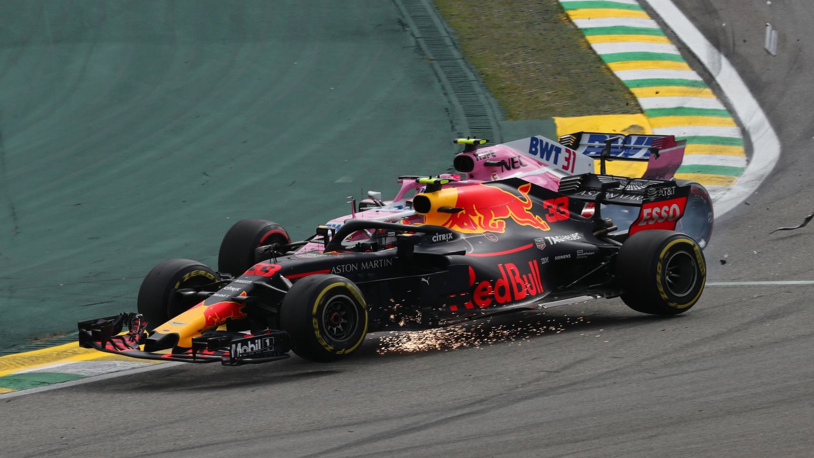 马克斯·维斯塔潘(红牛)与埃斯特班·奥康(赛车点印度力量)在臭名昭著的巴西大奖赛瞬间相撞。2018年11月，圣保罗。
