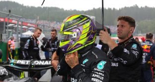 芝加哥商业交易所edes driver Lewis Hamilton prepares for the start of the Austrian Grand Prix sprint race. Styria, July 2023.