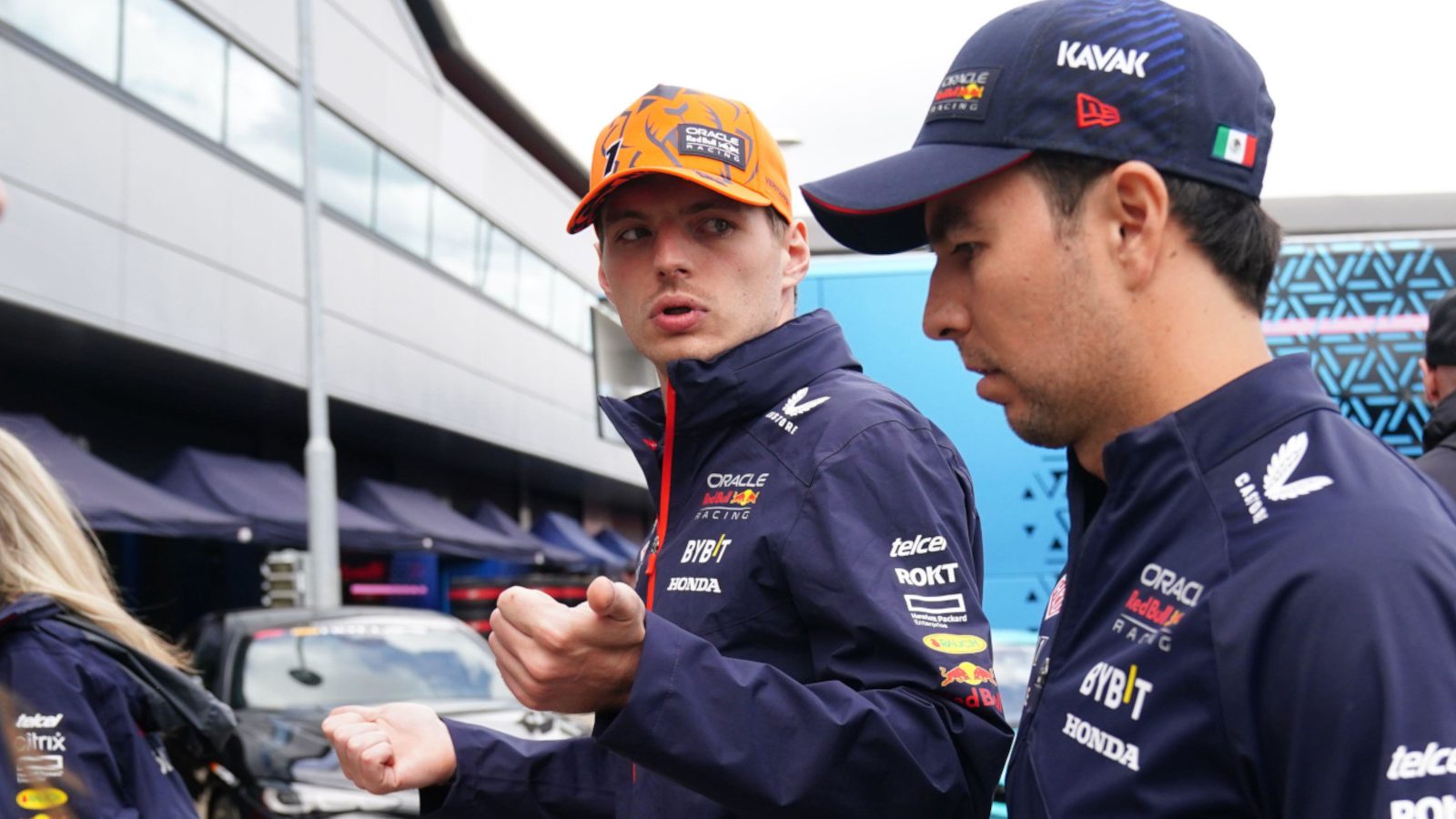 马克斯Verstappen in serious conversation with Sergio Perez. Britain July 2023
