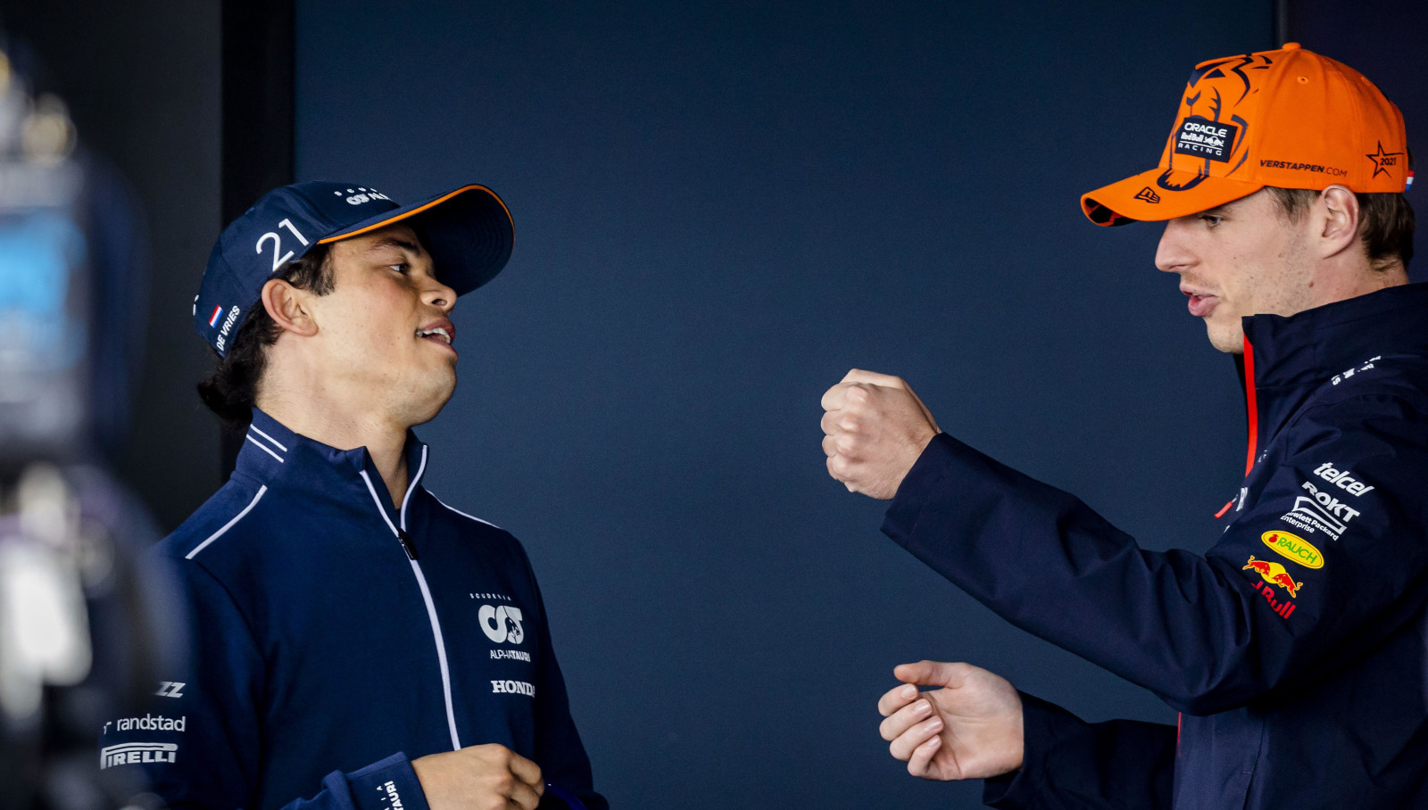 Max Verstappen explaining to Nyck de Vries. Britain July 2023
