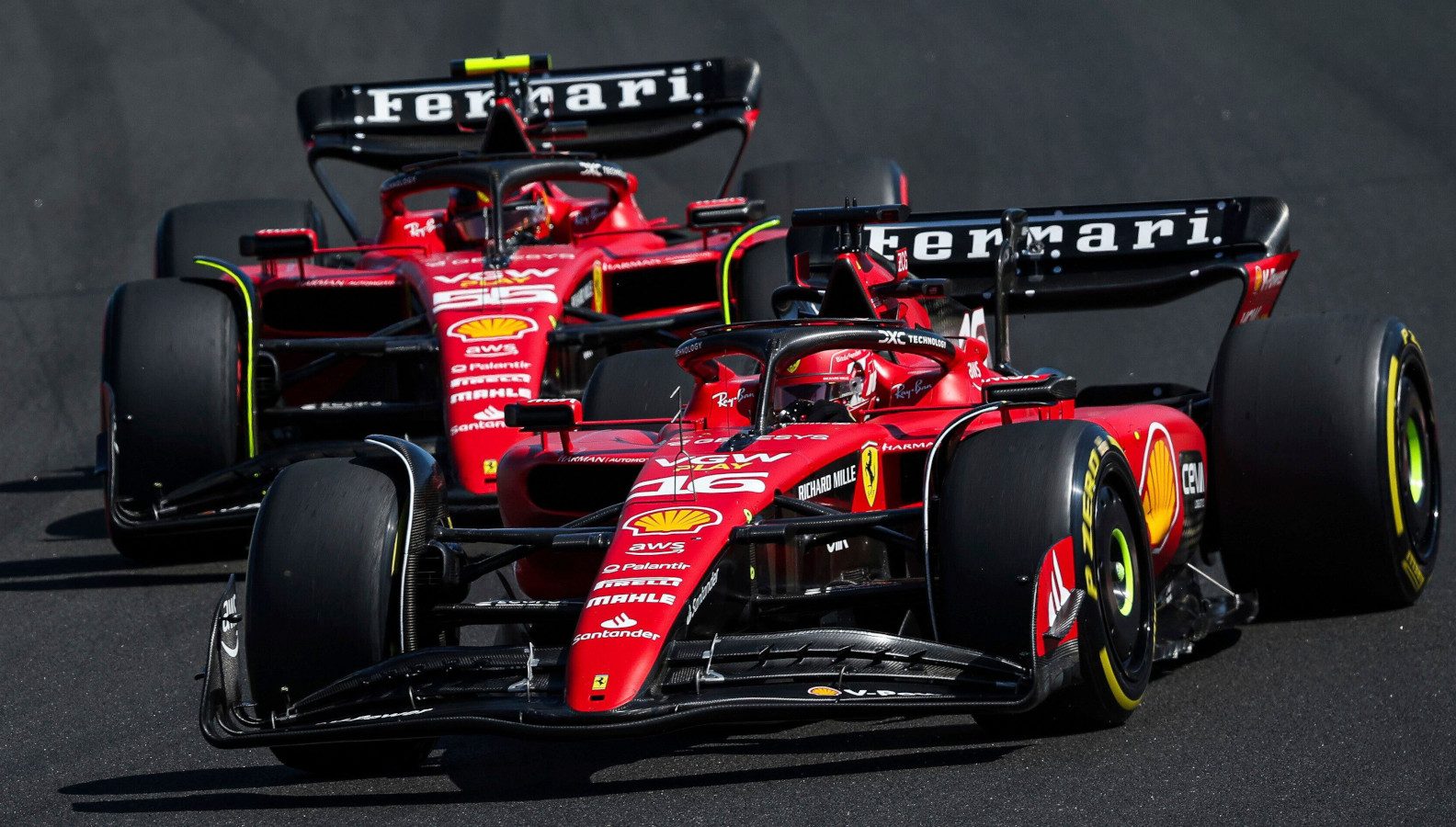 查尔斯·勒克莱尔研磨在嗨s team-mate Carlos Sainz with both drivers running the medium Pirelli tyres.