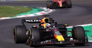 蒙扎:马克斯Verstappen驱使他的红牛Ascari corner at the Italian Grand Prix.