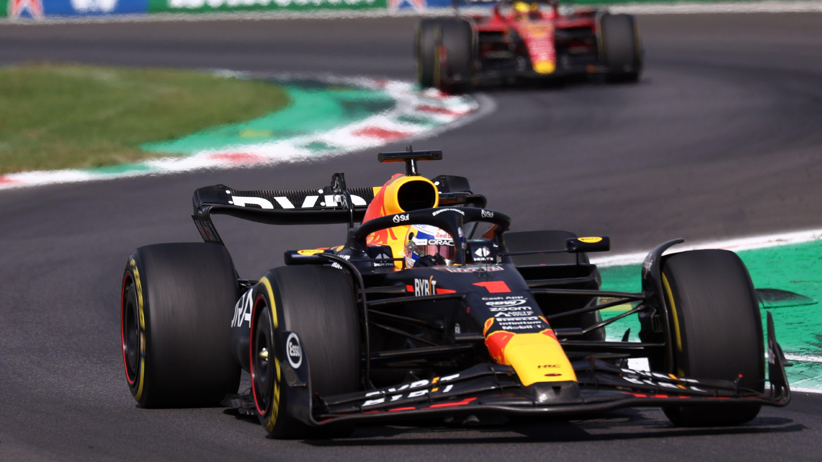 蒙扎:马克斯Verstappen驱使他的红牛Ascari corner at the Italian Grand Prix.