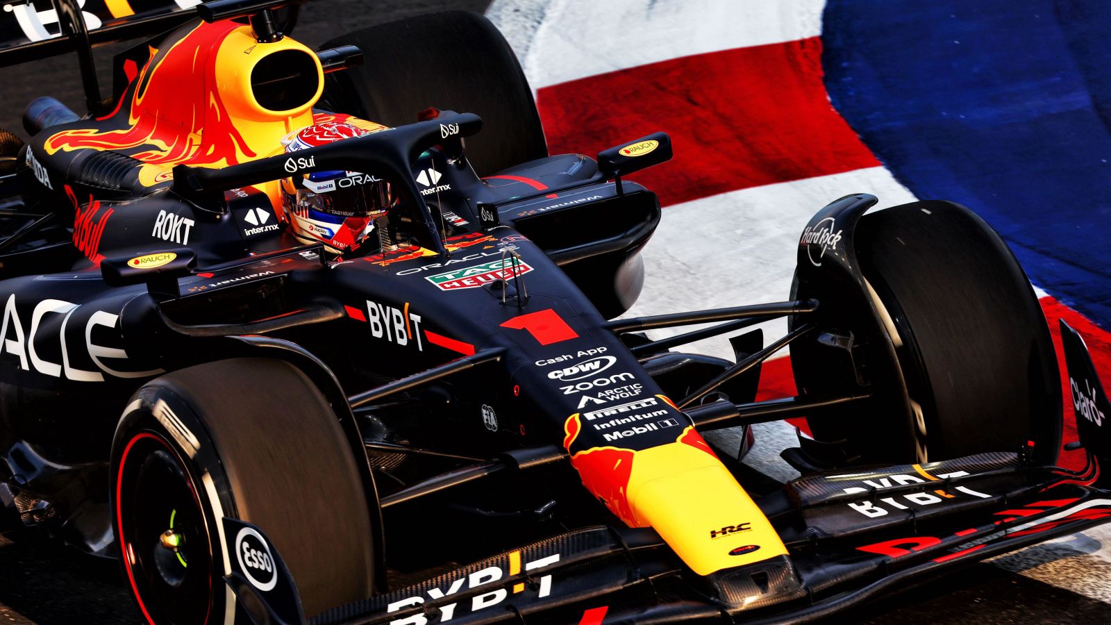 红牛车队的司机Max Verstappen in action during first practice at the 2023 Singapore Grand Prix.