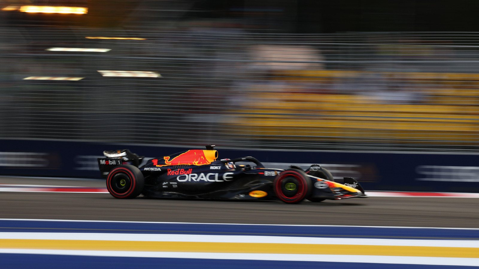红牛的Max在th Verstappen正轨e Singapore Grand Prix.