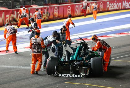 兰斯散步后阿斯顿·马丁销毁他的曲alifying crash.