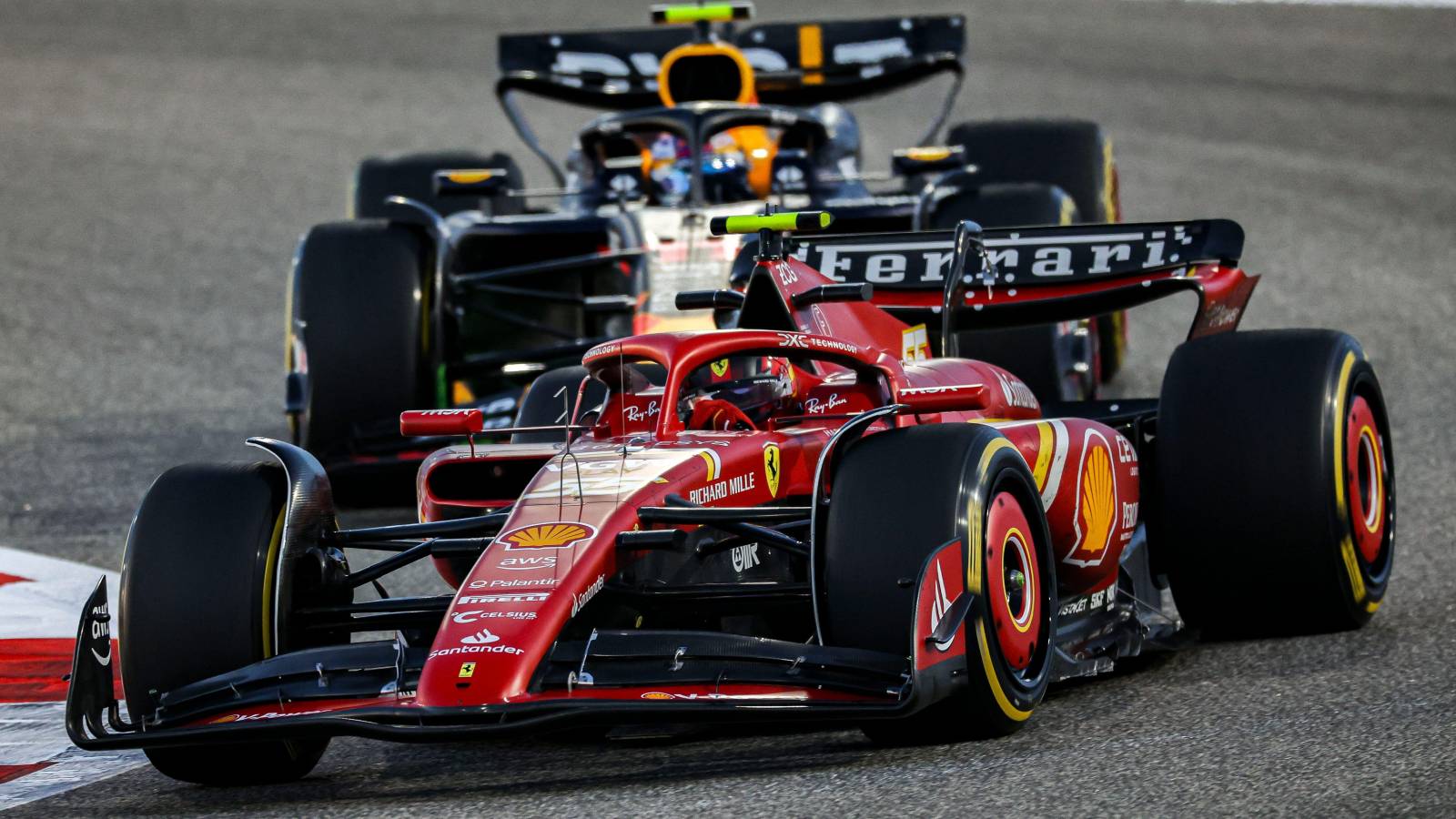 La Ferrari davanti alla Red Bull 2024, Isola Nerd