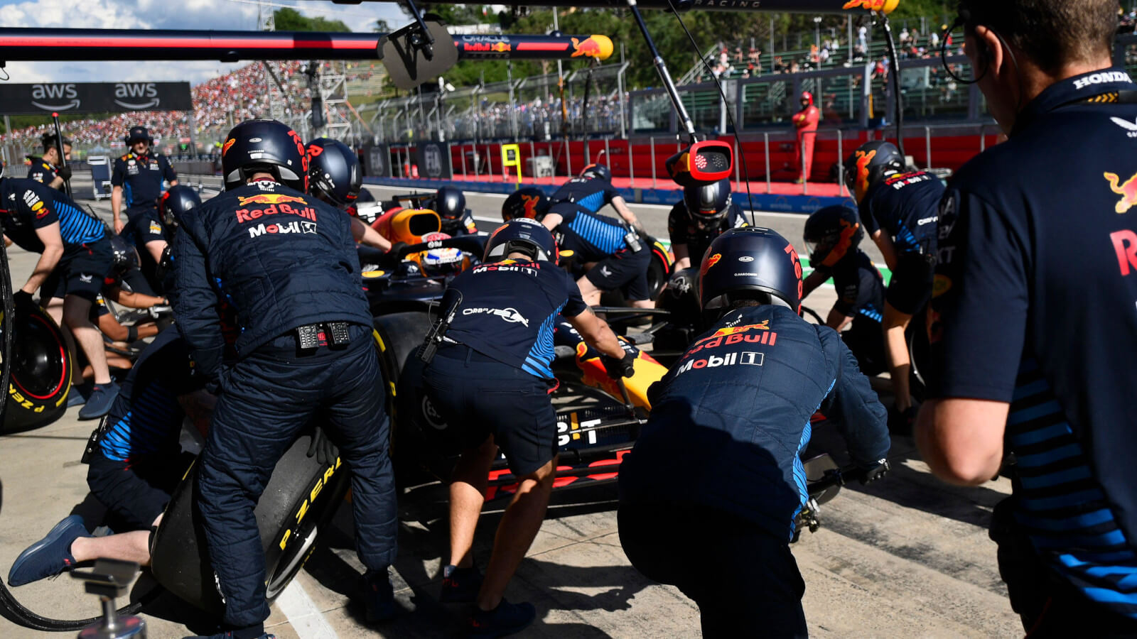 Max Verstappen and Red Bull practice pit stop