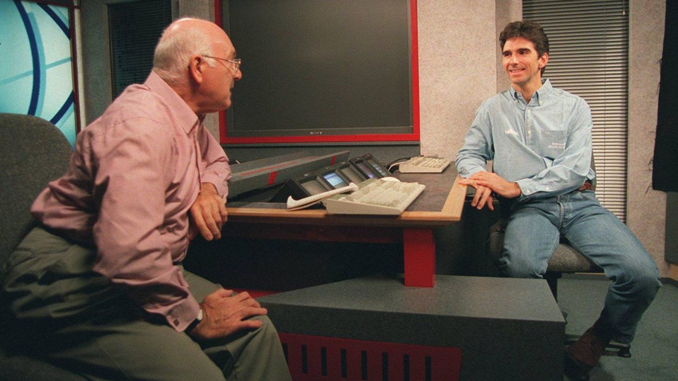 Murray Walker and Damon Hill talk after Hill clinched the 1996 title at Suzuka.