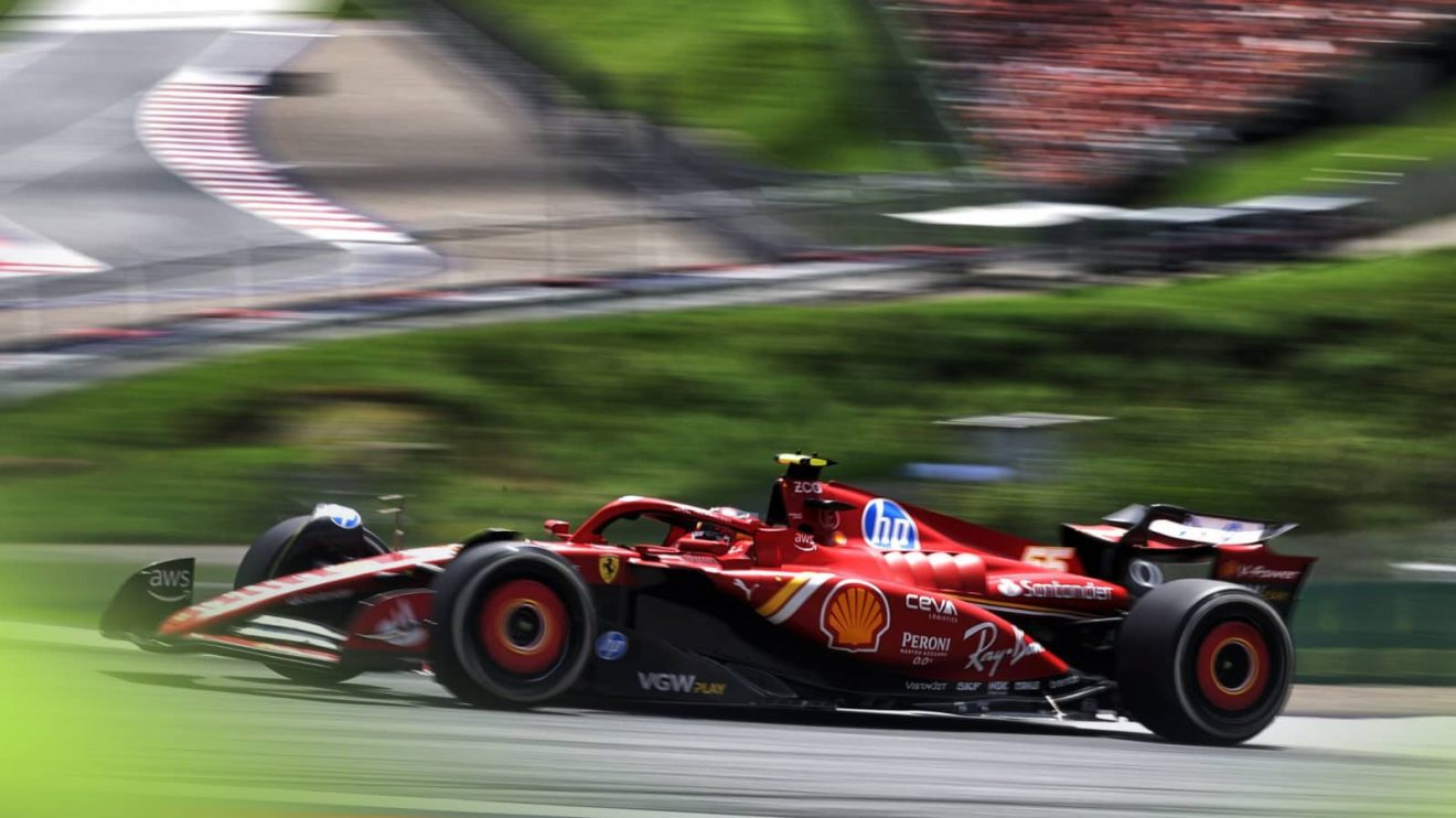 Carlos Sainz on track with a blurry background in FP1 in Austria