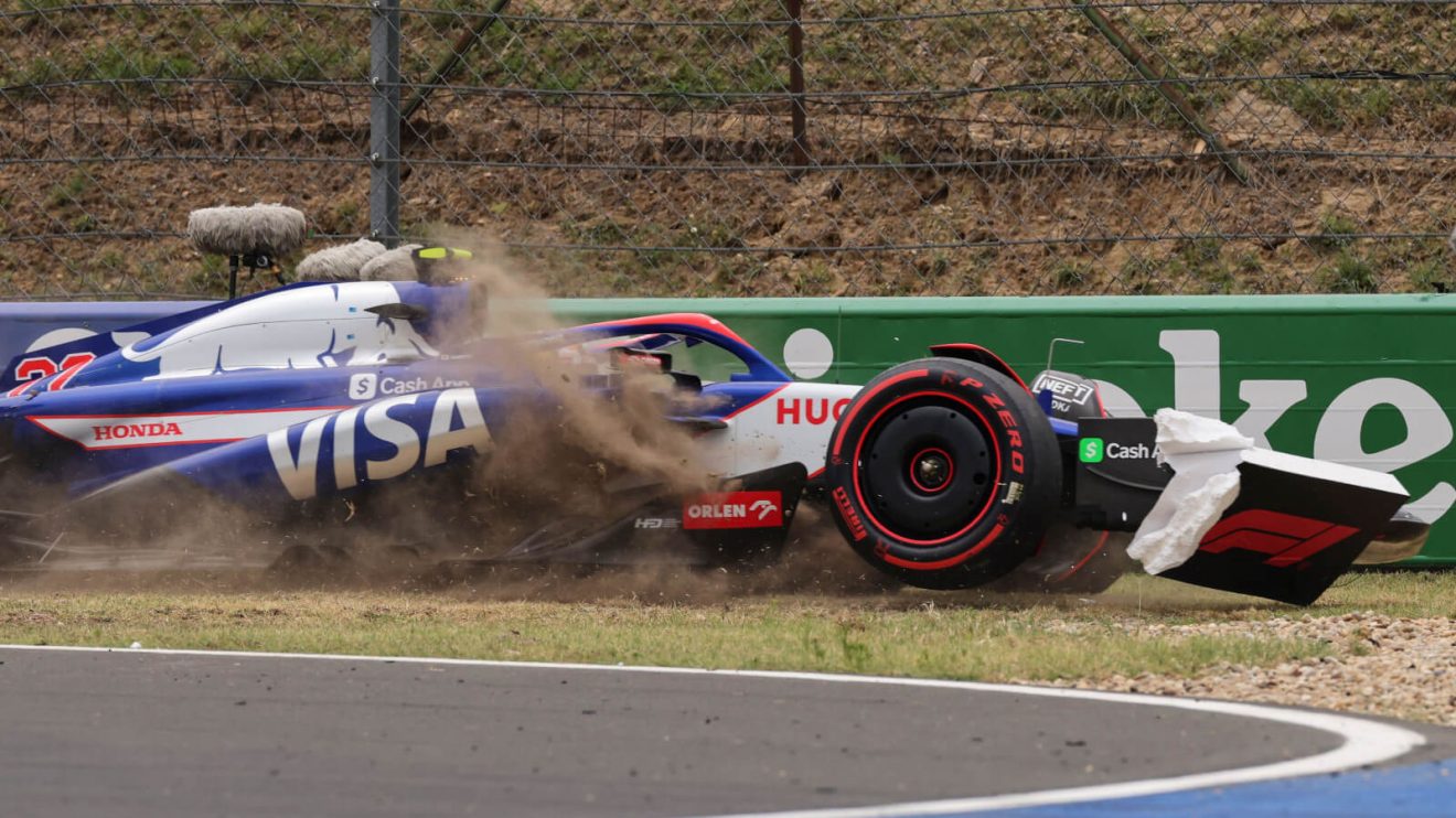 Yuki Tsunoda kicks up dirt in his crash at Turn 5 at the Hungaroring