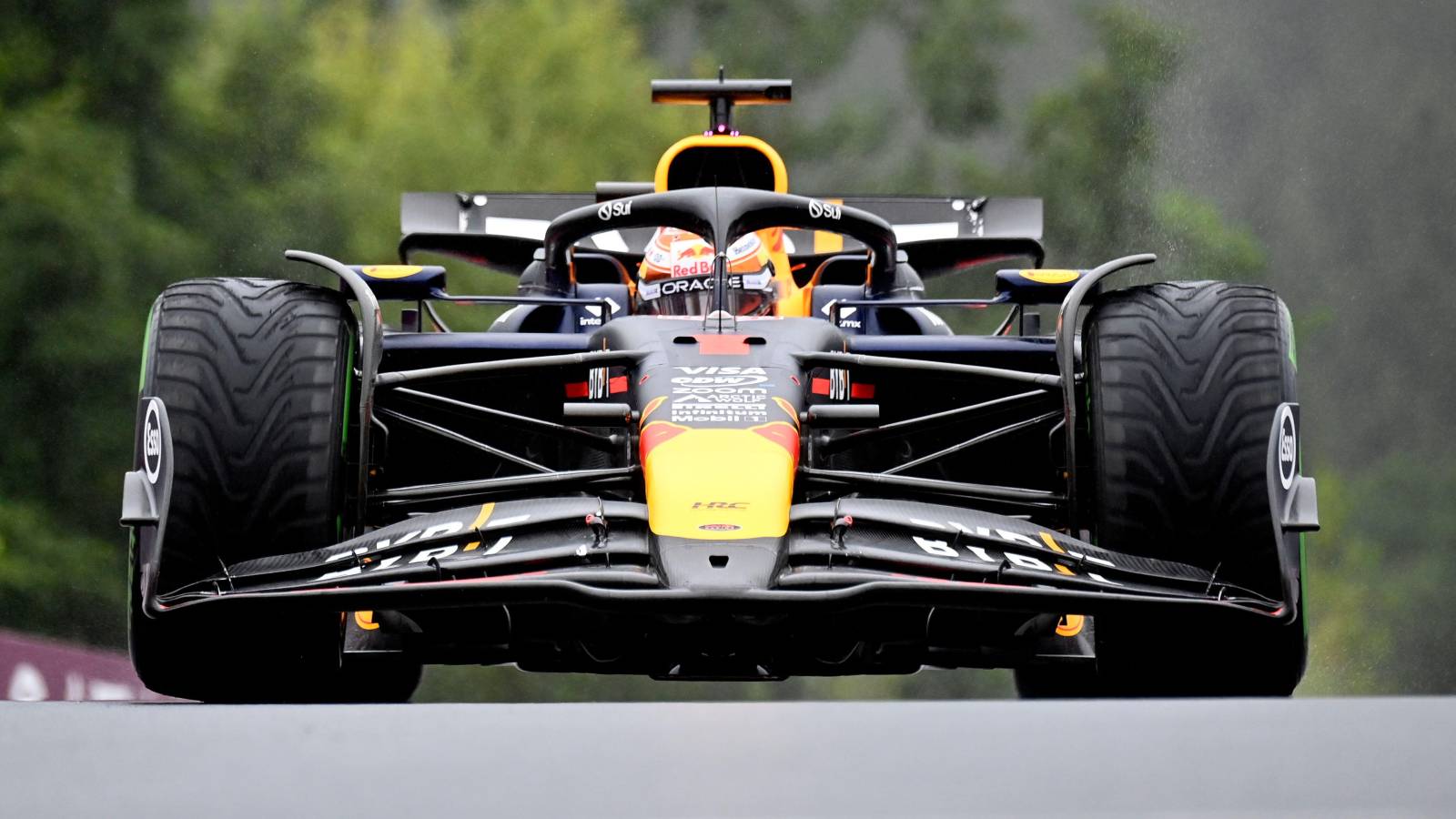 A Spa Verstappen vola con una Red Bull più carica, mentre Leclerc, aiutato dalla pioggia, prende la "pole" con un gran giro. Delude McLaren, che con l'assetto scarico punta tutto sulla gara (asciutta). Il GP sarà apertissimo.
