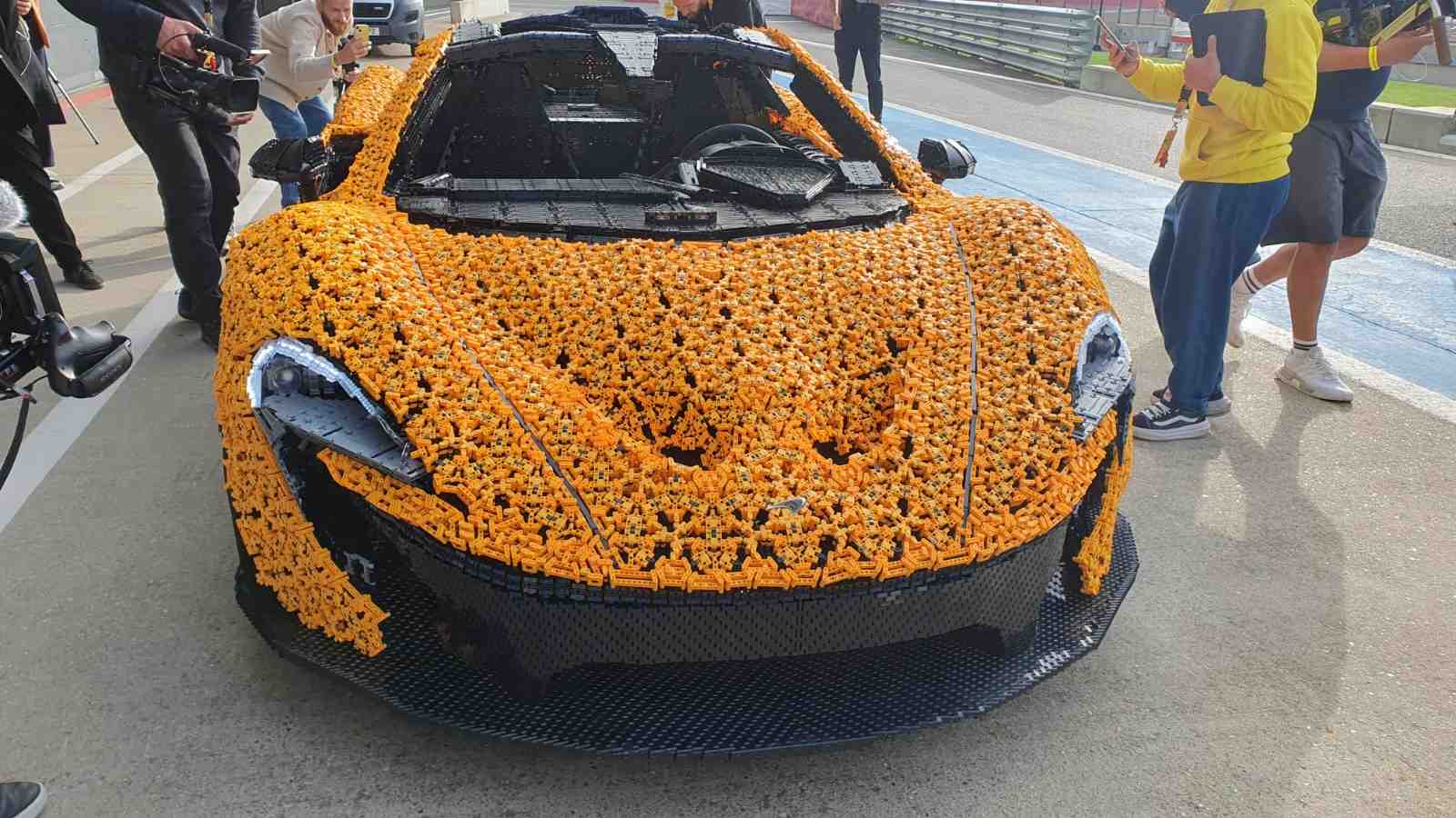 A closer look the LEGO Technic McLaren P1