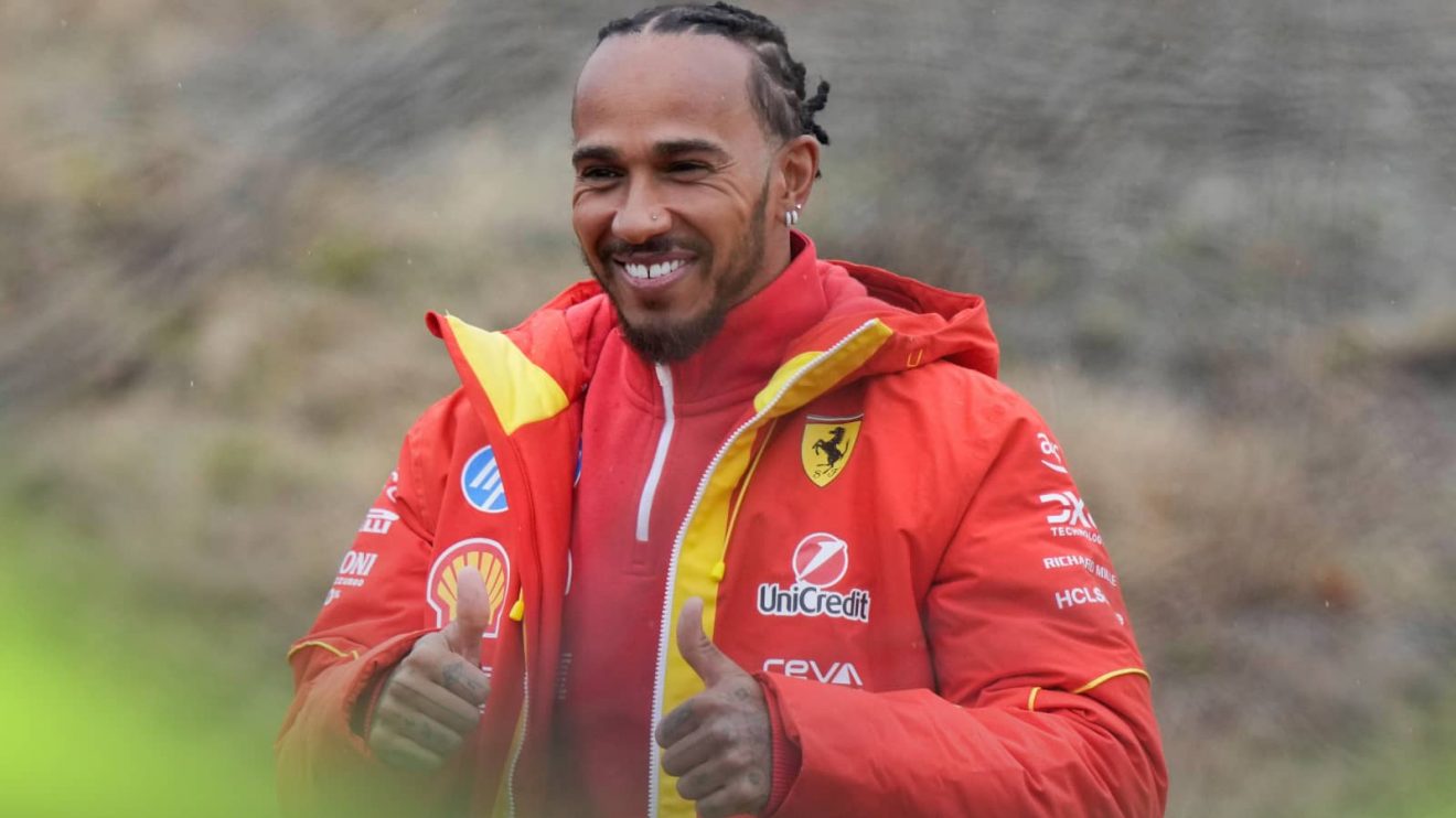 Lewis Hamilton smiled as he gives a thumbs up at Fiorano