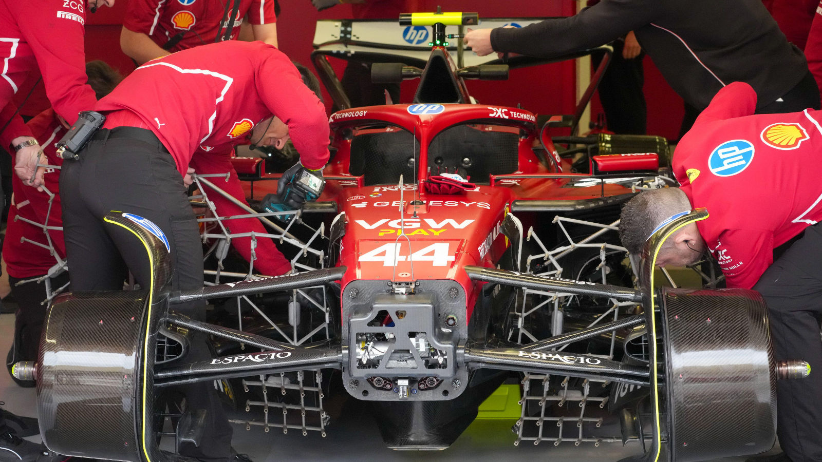 Ferrari SF-25 with mechanics removing Kiel probe rake