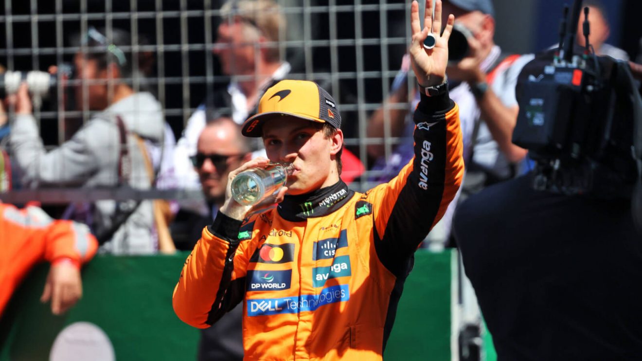 Oscar Piastri gives a wave