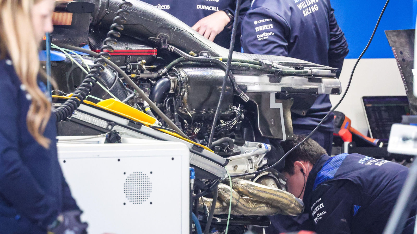Williams FW47 powerunit installation