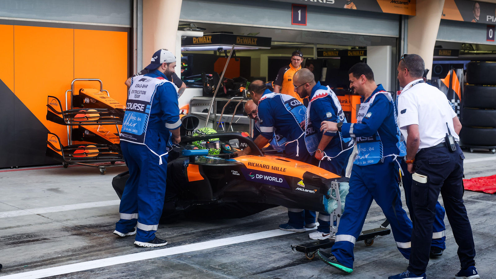 McLaren MCL39 chassis - extraction test