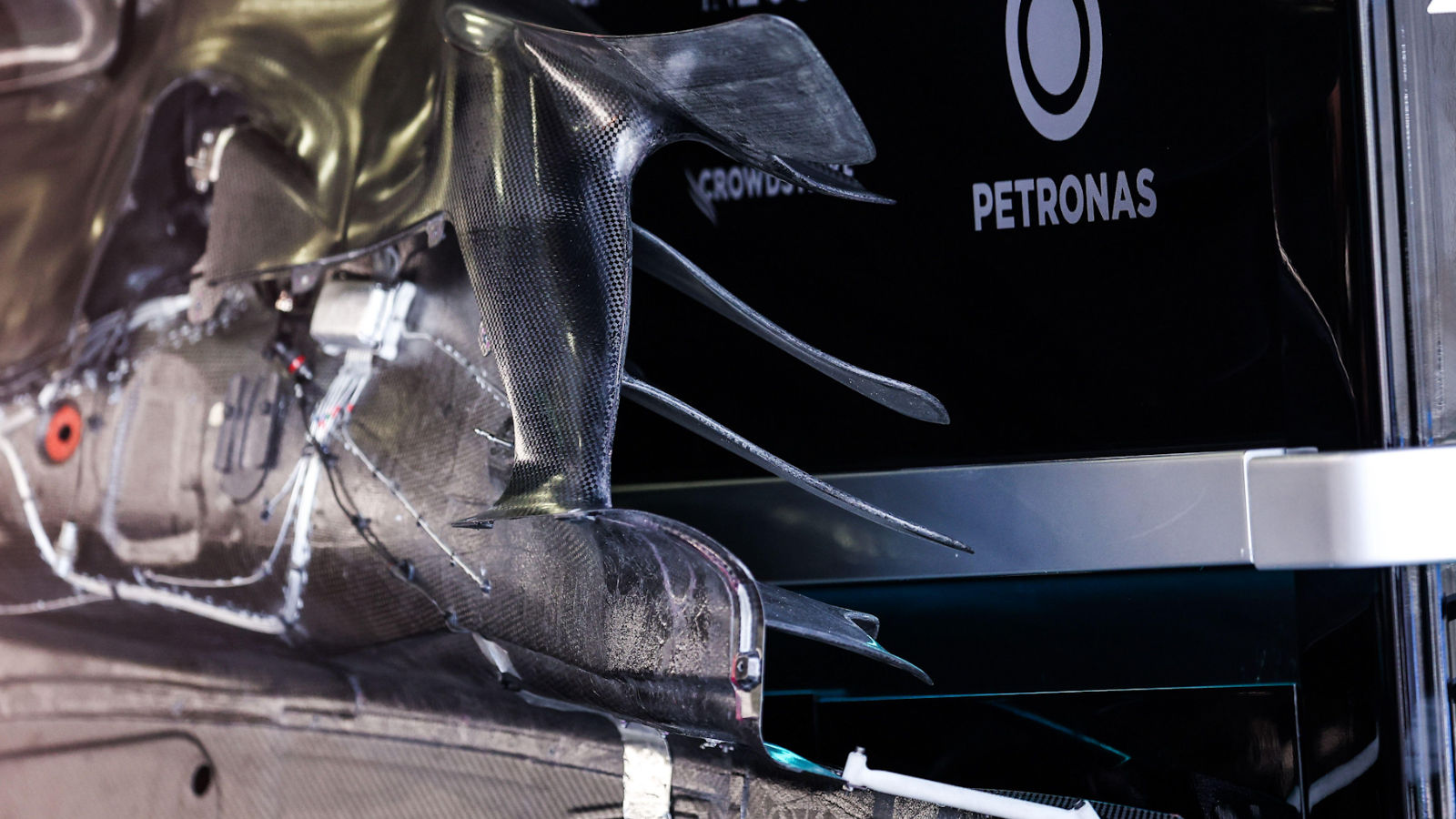 Mercedes W16 floor fences