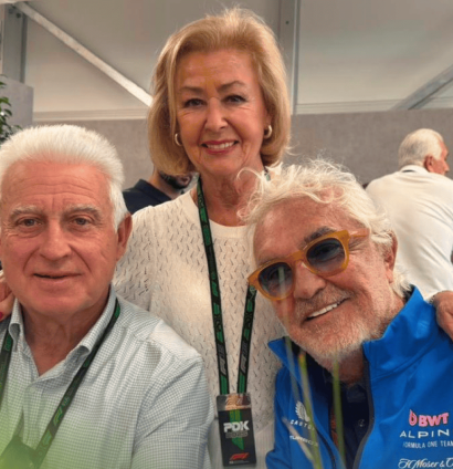 The parents of Fernando Alonso smile as they pose for a photograph with Alpine's Flavio Briatore