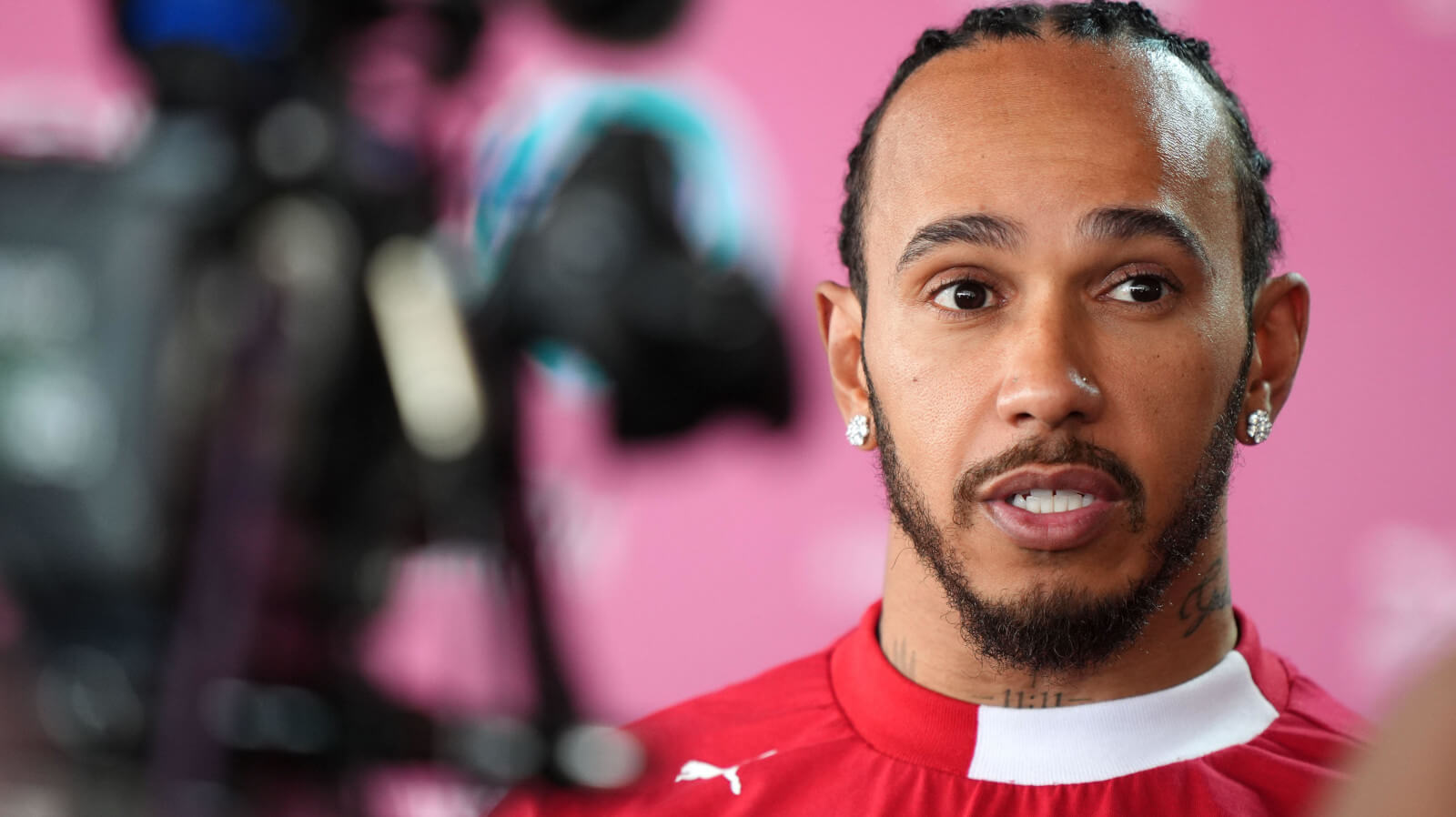 Lewis Hamilton warns of Ferrari's strategy troubles, saying, "Ignore you." 