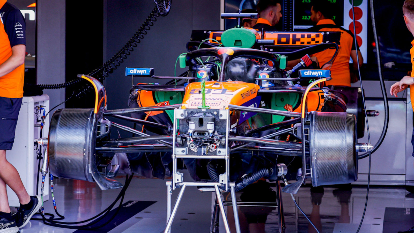 McLaren MCL39 готовится