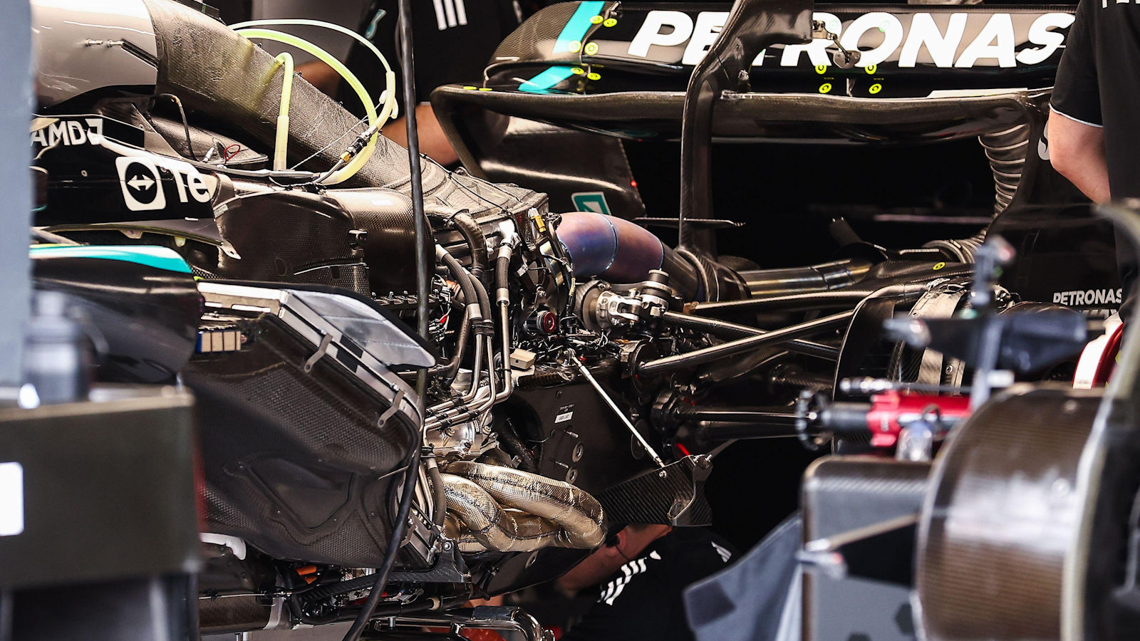 Деталь задней части Mercedes W16 со снятыми крышками