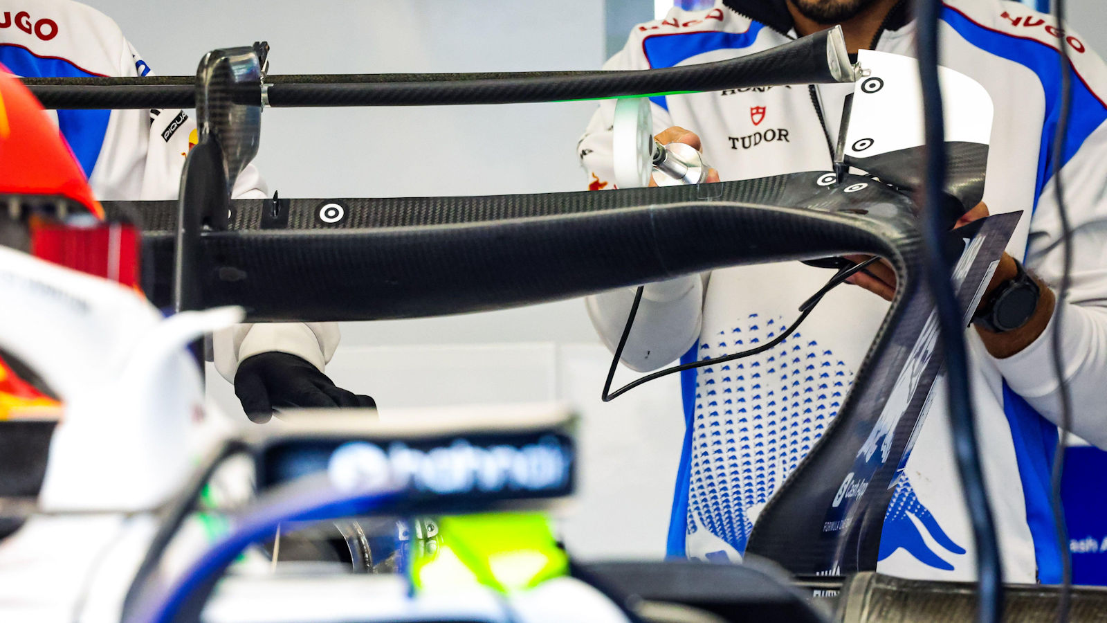 Заднее крыло Racing Bulls VCARB02 с открытым DRS