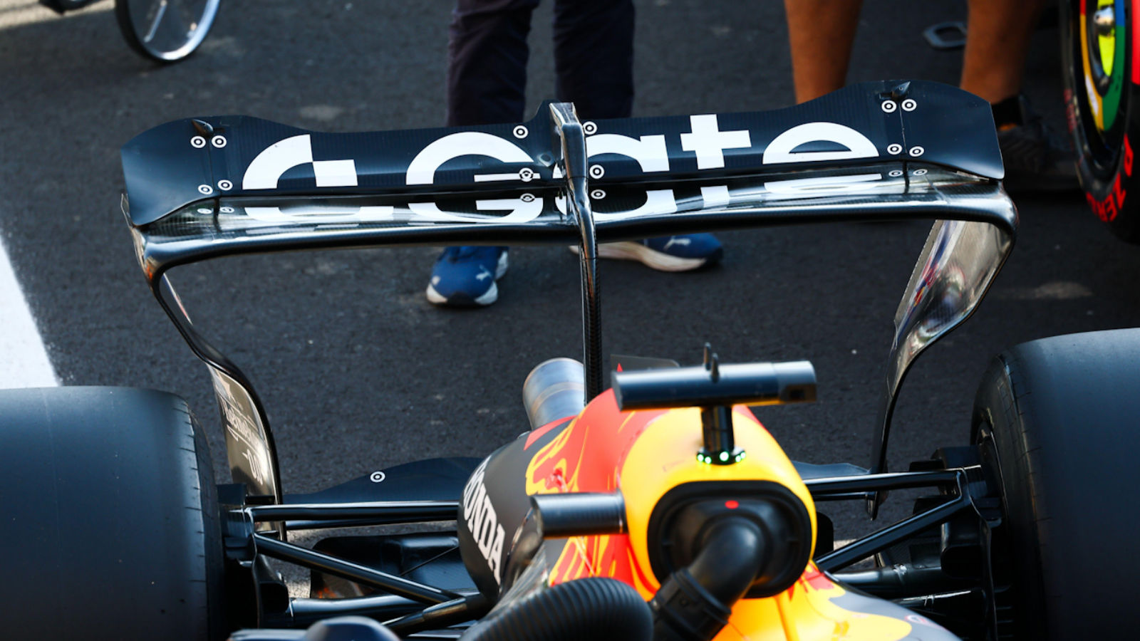 Red Bull RB21 변위 된 후면 크로스