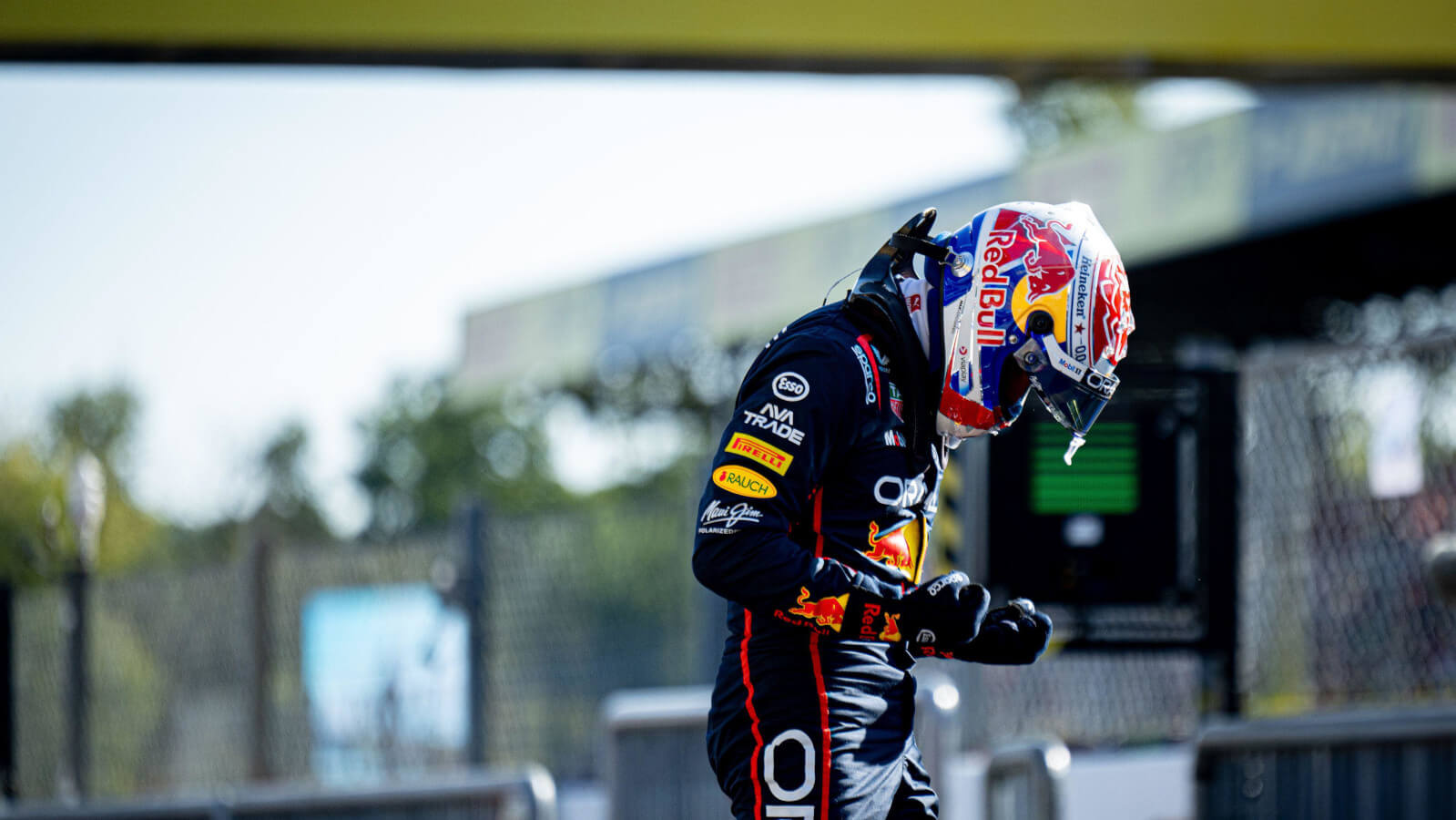 McLaren은 변경되지 않은 정책으로 Max Verstappen에게 타이틀에 큰 힘을 실어주고 있습니다.