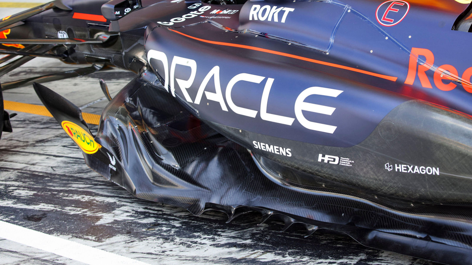 Red Bull RB21 floor edge