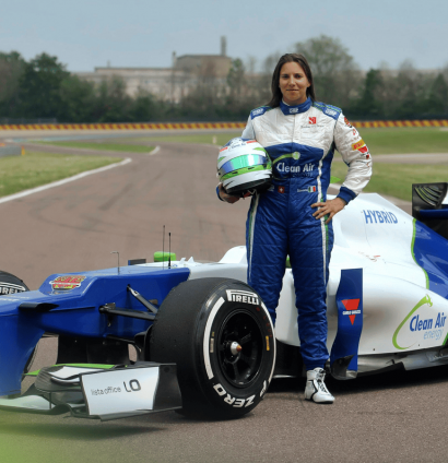 Simona de Silvestro poses next to a Sauber F1 car after a test at Fiorano in 2014